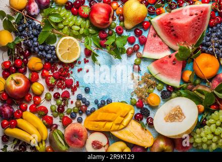 Stillleben verschiedener Früchte und Beeren. Draufsicht Stockfoto