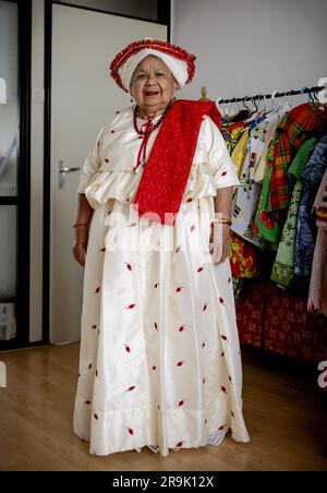 AMSTERDAM - Shirley während der Anfertigung des Koto, eines traditionellen Kleidungsstücks kreolischer Frauen in Suriname, bei Oma Rinia Overman, im Vorfeld von Keti Koti. Am 1. Juli wird es 160 Jahre her sein, dass die Niederlande beschlossen haben, die Sklaverei abzuschaffen, und vor 150 Jahren wurden die letzten versklavten Menschen frei. ANP ROBIN VAN LONKHUIJSEN niederlande raus - belgien raus Stockfoto