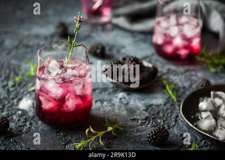 BlackBerry Lemonade mit Lavendel auf klassischem Hintergrund Stockfoto