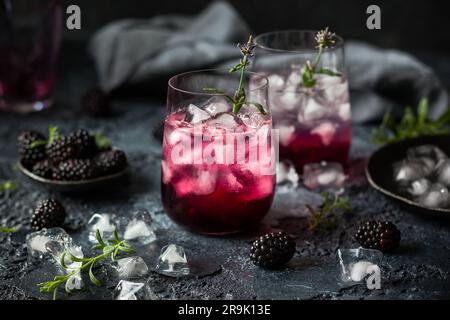 BlackBerry Lemonade mit Lavendel auf klassischem Hintergrund Stockfoto