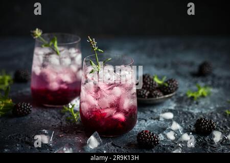 BlackBerry Lemonade mit Lavendel auf klassischem Hintergrund Stockfoto