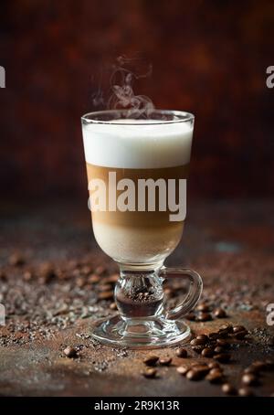 Kaffee Latte in ein hohes Glas Stockfoto