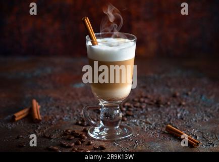 Kaffee-Latte in einem großen Glas mit Zimt Stockfoto