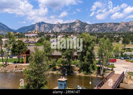 Estes Park - Ein sonniger Sommerblick auf das Zentrum des Bergresorts Estes Park am Ufer des Big Thompson River. Colorado, USA. Stockfoto