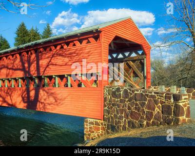 Die Sachs Covered Bridge, auch bekannt als die Saucks Covered Bridge, westlich des Gettysburg National Military Park in Adams County, Pennsylvania. Die R Stockfoto