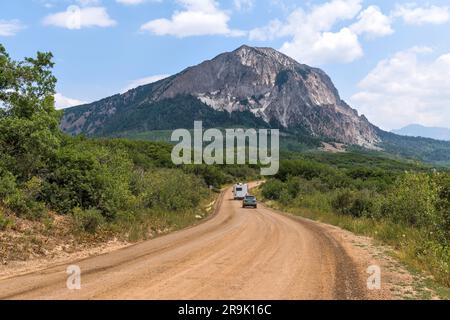 Kebler Pass - ein Sommertag mit Blick auf die Kebler Pass Road am Fuße des Marcellina Mountain in den Elk Mountains. Crested Butte, Colorado, USA. Stockfoto