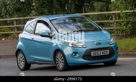 Milton Keynes, Großbritannien - 24. 2023. Juni. 2014 blauer FORD KA, der auf einer englischen Landstraße unterwegs ist Stockfoto