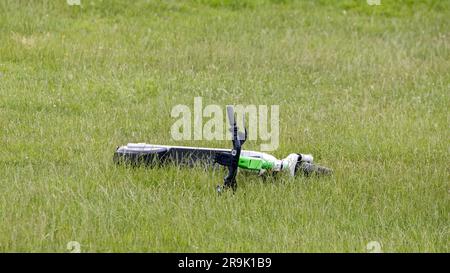 Milton Keynes, Großbritannien - 24. Juni 2023. ELEKTROROLLER, E-Roller, verlassen auf einem Feld Stockfoto