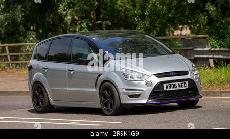 Milton Keynes, Großbritannien - Juni 23. 2023: 2010 silberner FORD S-MAX TITAN X SPORT Ein Auto, das auf einer englischen Straße fährt Stockfoto