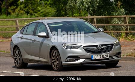 Milton Keynes, UK - Juni 23. 2023: Silberner 2017-Wagen MIT VAUXHALL-INSIGNIEN, der auf einer englischen Straße unterwegs ist Stockfoto