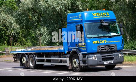 Milton Keynes, UK - Juni 23. 2023: 2015 blaue RENAULT TRUCKS Diesel LKW, die auf einer englischen Straße unterwegs sind Stockfoto