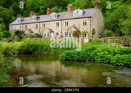 Charmantes Derbyshire Cottage mit sanft fließendem Fluss Wye vor Chee Dale Stockfoto
