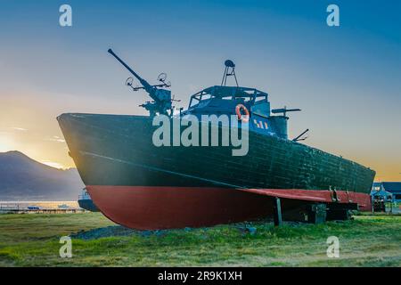 Altes sicheres Wachboot parkt auf Gras in der Nähe von ushuaia por, tierra del fuego, argentinien Stockfoto