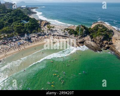 Luftblick auf Diabo Beach und Ipanema Beach, Pedra do Arpoador. Leute sonnen und spielen am Strand, Wassersport. Rio de Janeiro. Brasilien Stockfoto