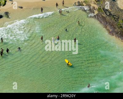 Luftaufnahme von Surfern im Wasser, Ipanema Strand. Atlantikwellen. 06-07-2023, Rio de Janeiro, Brasilien Stockfoto