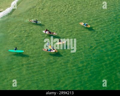 Luftaufnahme von Surfern im Wasser, Ipanema Strand. Atlantikwellen. 06-07-2023, Rio de Janeiro, Brasilien Stockfoto