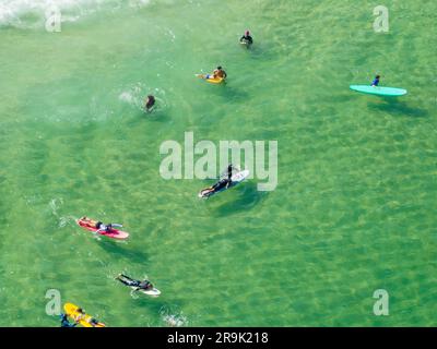 Luftaufnahme von Surfern im Wasser, Ipanema Strand. Atlantikwellen. 06-07-2023, Rio de Janeiro, Brasilien Stockfoto