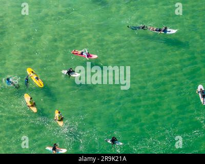 Luftaufnahme von Surfern im Wasser, Ipanema Strand. Atlantikwellen. 06-07-2023, Rio de Janeiro, Brasilien Stockfoto