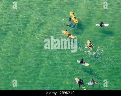 Luftaufnahme von Surfern im Wasser, Ipanema Strand. Atlantikwellen. 06-07-2023, Rio de Janeiro, Brasilien Stockfoto