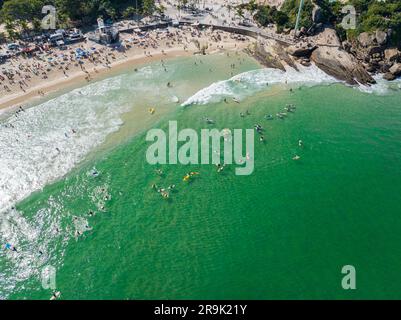 Luftblick auf Diabo Beach und Ipanema Beach, Pedra do Arpoador. Leute sonnen und spielen am Strand, Wassersport. Rio de Janeiro. Brasilien Stockfoto