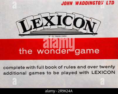 Karten aus dem Kartenspiel Lexicon, erfunden 1932 von David Whitelaw und veröffentlicht von Waddington's. Zeigen Sie die Kastenabdeckung. Stockfoto