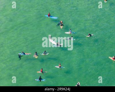 Luftaufnahme von Surfern im Wasser, Ipanema Strand. Atlantikwellen. 06-07-2023, Rio de Janeiro, Brasilien Stockfoto