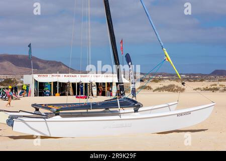 Kitesurfen und Windsurfen Schulhütte am Flag Beach Corralejo Fuerteventura Kanarische Inseln Spanien Stockfoto