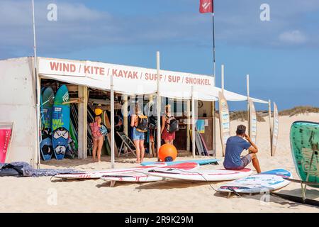 Kitesurfen und Windsurfen Schulhütte am Flag Beach Corralejo Fuerteventura Kanarische Inseln Spanien Stockfoto