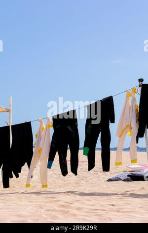 Neoprenanzüge hängen zum Trocknen am Flag Beach Corralejo Fuerteventura Kanarische Inseln Spanien Stockfoto