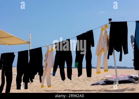 Neoprenanzüge hängen zum Trocknen am Flag Beach Corralejo Fuerteventura Kanarische Inseln Spanien Stockfoto