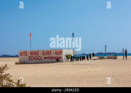 Kitesurfen und Windsurfen Schulhütte am Flag Beach Corralejo Fuerteventura Kanarische Inseln Spanien Stockfoto