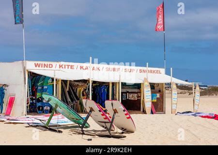 Kitesurfen und Windsurfen Schulhütte am Flag Beach Corralejo Fuerteventura Kanarische Inseln Spanien Stockfoto