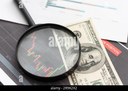 Steigende Kurve mit Kurstabellen und Kalkulator als Symbol für steigende Aktienkurse. Stockfoto