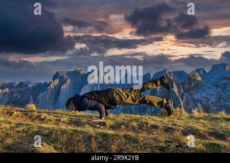 Ein Mann, der Liegestütze in den albanischen Alpen macht. Stockfoto