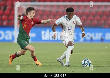 Tiflis, Georgia. 27. Juni 2023. Portugals Francisco Conceicao und Belgiens Largie Ramazani kämpfen um den Ball während des dritten Spiels der Gruppenbühne (Gruppe A) zwischen Portugal und Belgien bei der UEFA-Europameisterschaft Under21 in Tiflis, Georgien, Dienstag, 27. Juni 2023. Die UEFA-Europameisterschaft Under21 findet vom 21. Juni bis zum 08. Juli in Georgien und Rumänien statt. BELGA FOTO BRUNO FAHY Kredit: Belga News Agency/Alamy Live News Stockfoto