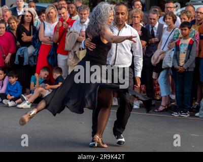 Caen, Frankreich 21. Juni 2023. Eine Musikfeier in den Straßen der Stadt Caen in der Normandie, ein Paar tanzt argentinischen Tango Stockfoto