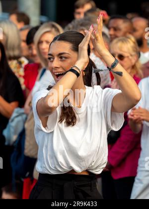 Caen, Frankreich 21. Juni 2023 Musikfestival in den Straßen der Stadt Caen in der Normandie, ein junges, wunderschönes Sealant-Mädchen, das in den Straßen des tanzt Stockfoto