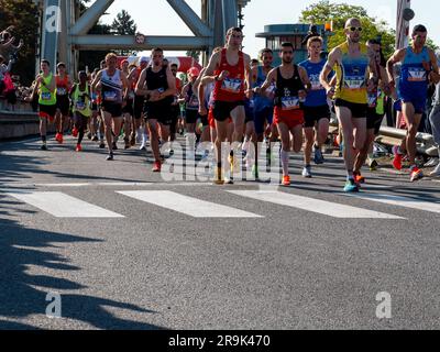 Caen, Frankreich Normandie 4. Juni 2023 Halbmarathon in Caen eine Gruppe von Athleten, die die Straße hinunter laufen Stockfoto