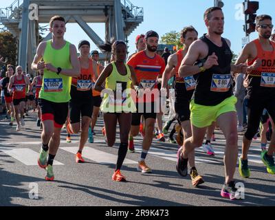 Caen, Frankreich Normandie 4. Juni 2023 Halbmarathon in Caen eine Gruppe von Athleten, die die Straße hinunter laufen Stockfoto