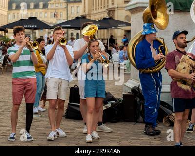 Caen, Frankreich 21. Juni 2023. Musikfestival in den Straßen der Stadt Caen in der Normandie, eine Band, die Trompeten verschiedener Art spielt, geblasene Instrumente Stockfoto