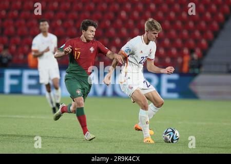 Tiflis, Georgia. 27. Juni 2023. Portugals Joao Neves und Belgiens Charles De Ketelaere kämpfen um den Ball während des dritten Spiels der Gruppenphase (Gruppe A) zwischen Portugal und Belgien bei der UEFA-Europameisterschaft Under21 in Tiflis, Georgien, Dienstag, 27. Juni 2023. Die UEFA-Europameisterschaft Under21 findet vom 21. Juni bis zum 08. Juli in Georgien und Rumänien statt. BELGA FOTO BRUNO FAHY Kredit: Belga News Agency/Alamy Live News Stockfoto