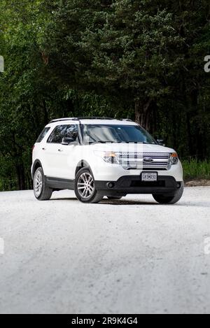 „2014 Ford Explorer auf unbefestigten Straßen“ Stockfoto