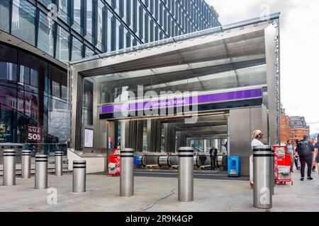 Eingang zur Londoner U-Bahnstation Liverpool Street für die Elizabeth Line. Stockfoto