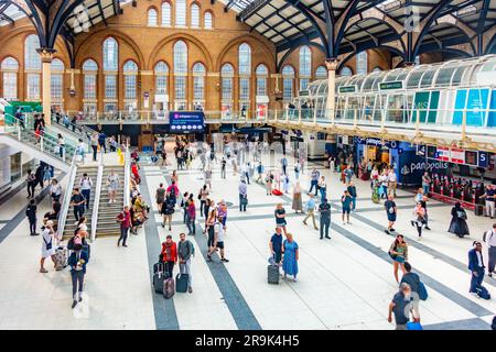 Blick auf eine belebte Halle an der Liverpool Street Station in London, Großbritannien, von einer hohen Höhe aus gesehen. Stockfoto