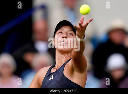 Jessica Pegula spielt während ihres Women's Singles-Spiels gegen Qinwen Zheng am vierten Tag des Rothesay International Eastbourne im Devonshire Park. Foto: Dienstag, 27. Juni 2023. Stockfoto