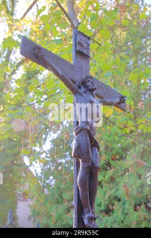 Foto in der deutschen Stadt Straubing. Das Foto zeigt einen Teil des antiken Symbols des christlichen Glaubens - den gekreuzigten Jesus Christus. Die Abb. Stockfoto