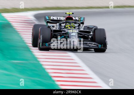 Montmelo, Spanien. 4. Juni 2023. Lewis Hamilton aus Großbritannien und das Mercedes-AMG PETRONAS F1 Team fahren während des Grand Prix von Spanien F1 auf der Rennstrecke Stockfoto