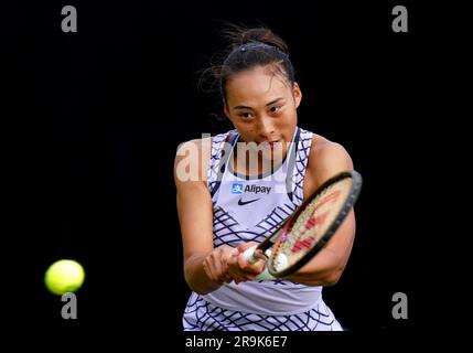 Qinwen Zheng in Aktion während ihres Frauenspiels gegen Jessica Pegula am vierten Tag des Rothesay International Eastbourne im Devonshire Park. Foto: Dienstag, 27. Juni 2023. Stockfoto