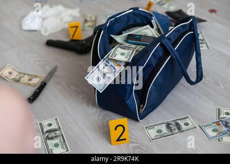 Schwarze Reisetasche voller Dollarnoten in der Kriminalpolizei, konzeptuelles Bild Stockfoto