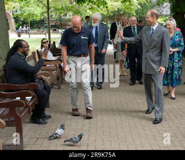 Westminster. Großbritannien, 27. Juni 2023. HRH, der Herzog von Edinburgh, besucht die St John's Wood Church Gardens am Dienstag, den 27. Juni 2023. Der Herzog begrüßt einen Einwohner und genießt sein Mittagessen während eines Besuchs der Gärten im Vorort North London während der Sommertour des Vorsitzenden der London Garden Society durch die Gärten in Westminster. Kredit: Rob Taggart/Alamy Live Stockfoto